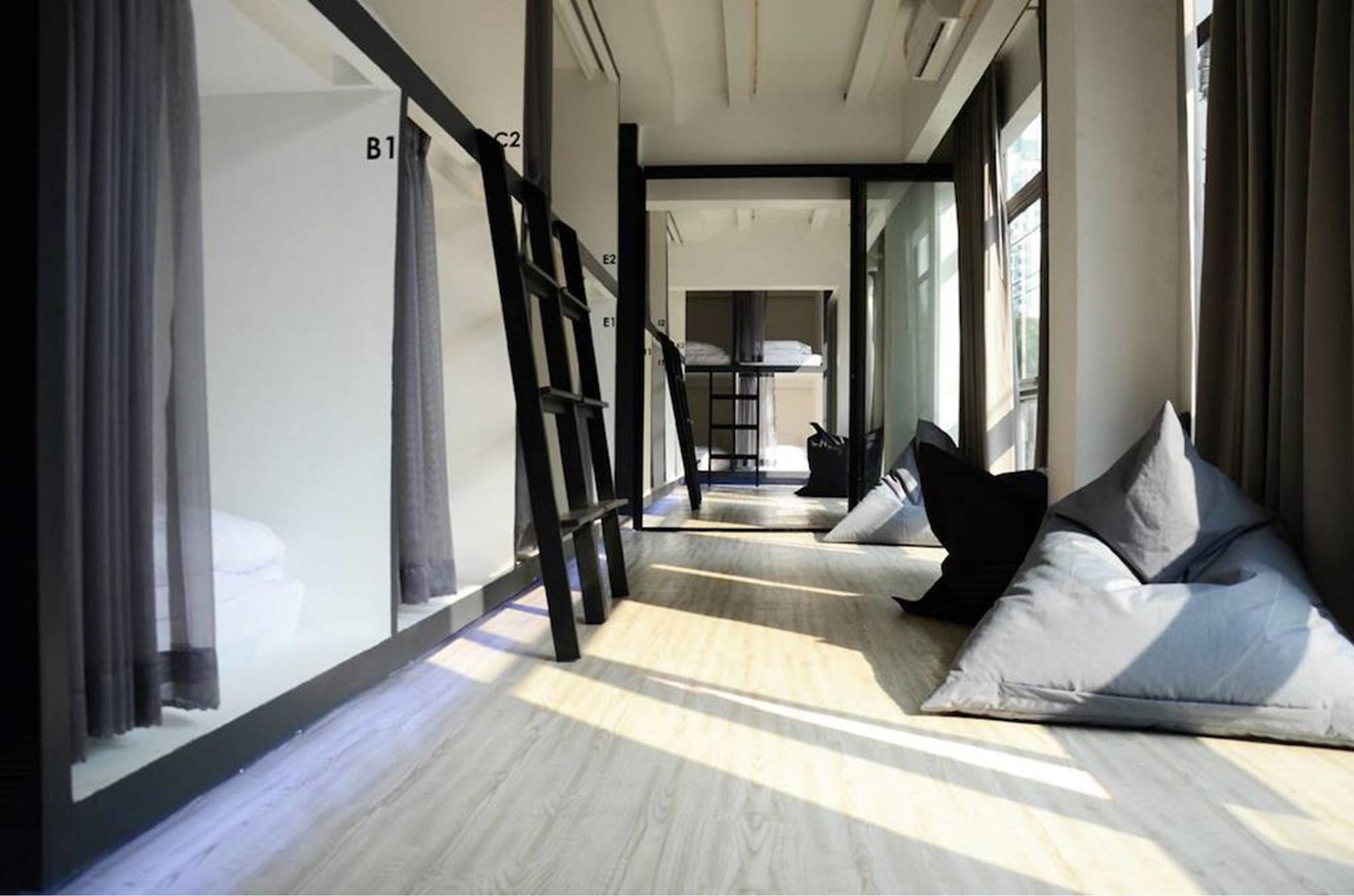 3 Howw Hostel At Sukhumvit 21 Bangkok Dış mekan fotoğraf
